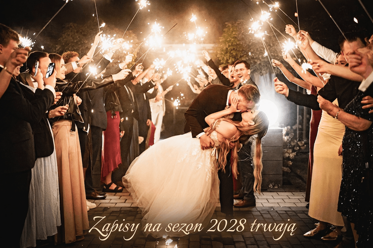 Firefly_Gemini Flash_Dodaj ładny opis adnotację ze zapisy na sezon 2028 trwają z lekko pochyloną Trzcionką 816794.png